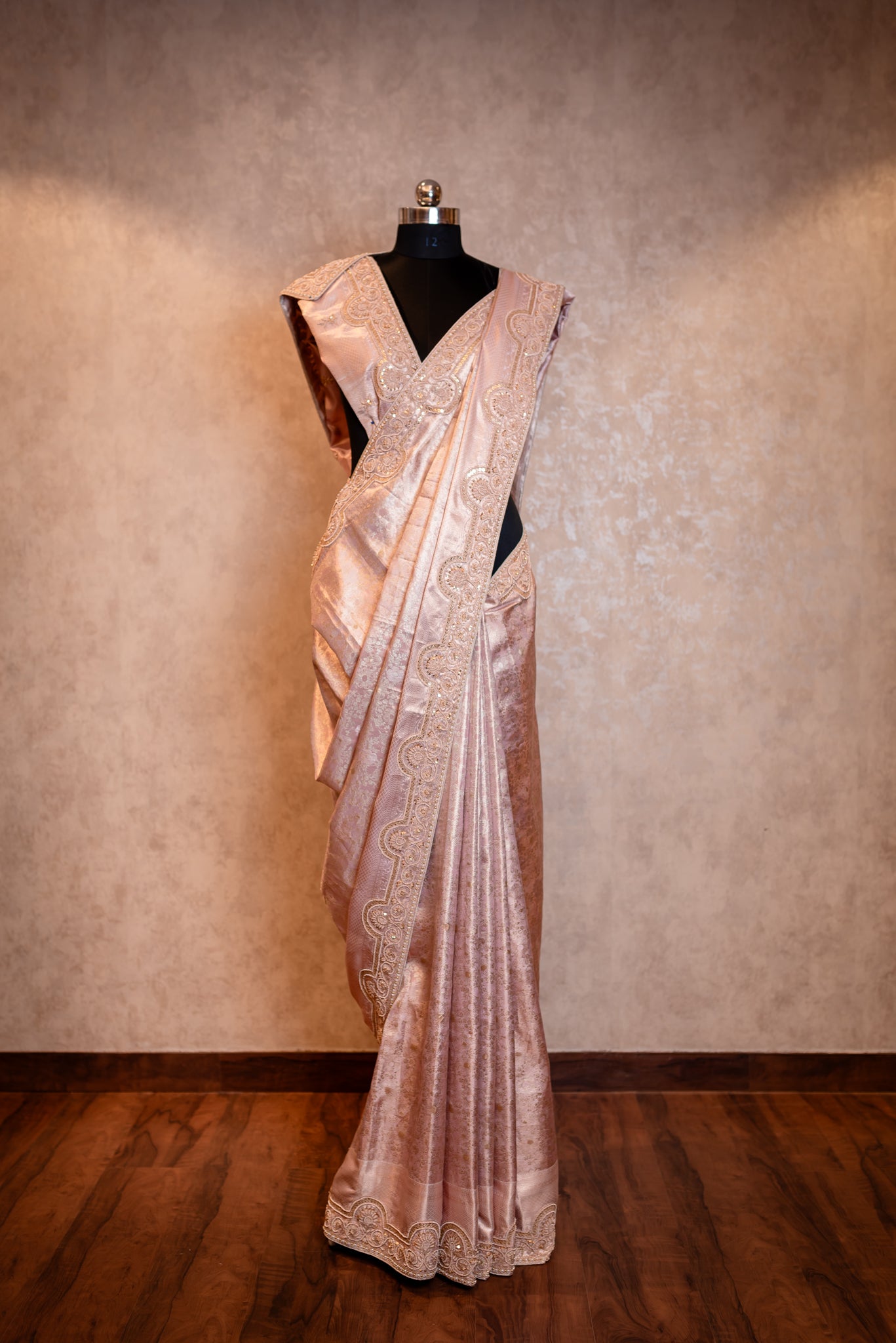 AN ELEGANT EMBROIDERED BROCADE SAREE SS-938
