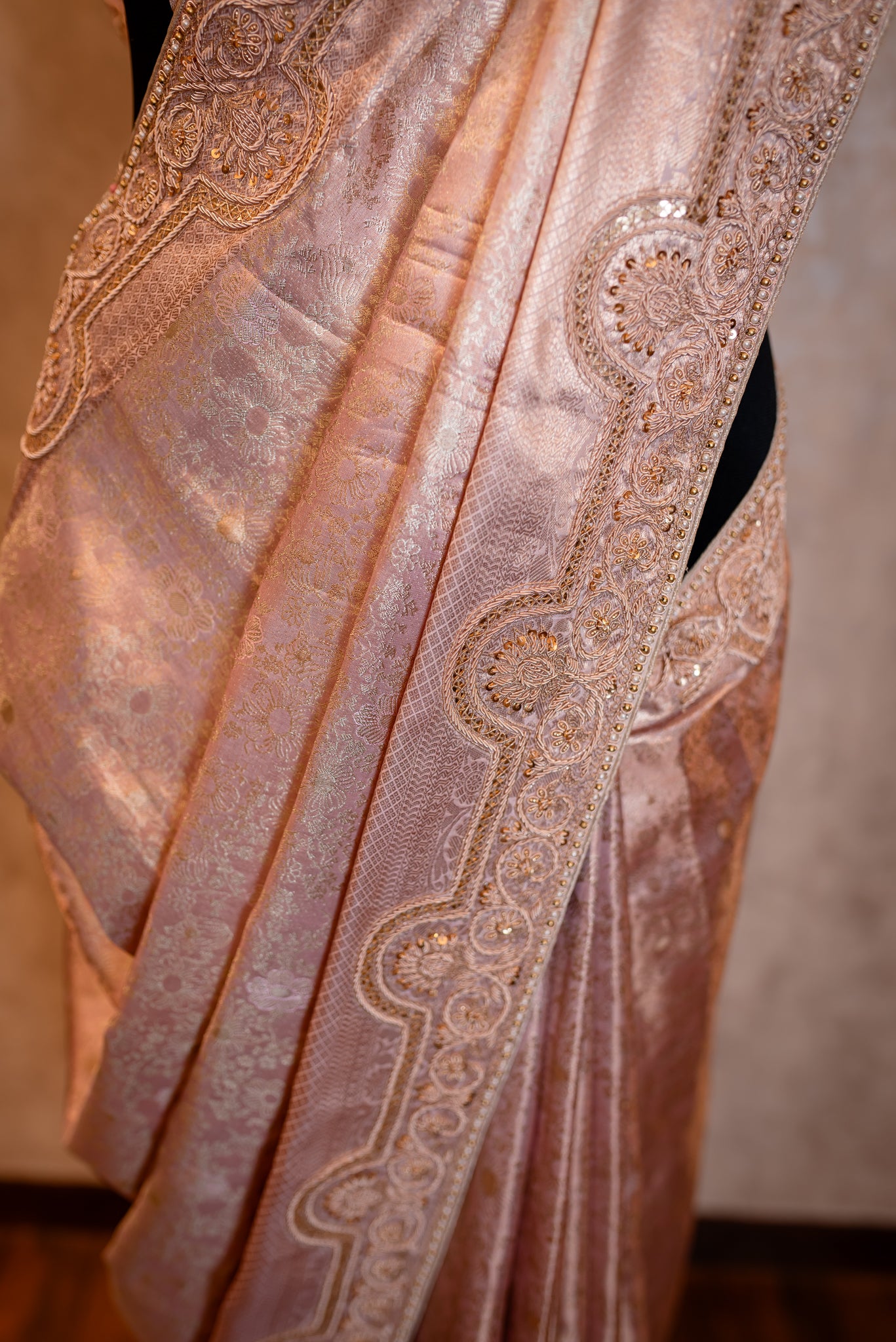 AN ELEGANT EMBROIDERED BROCADE SAREE SS-938
