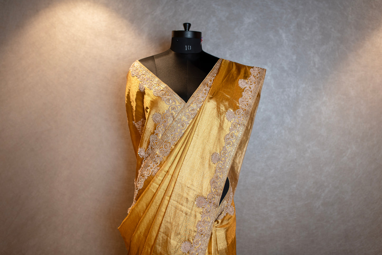 AN ELEGANT GOLD EMBROIDERED KANJIVARAM SAREE SS-1020